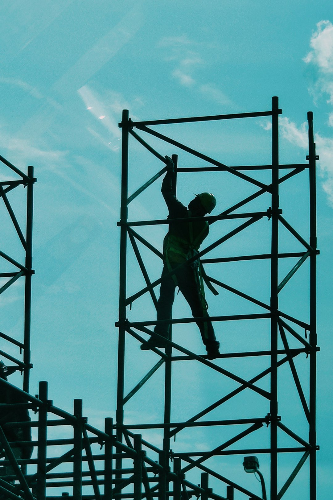 📍LRT , Klang , Malaysia nBuilder under blue sky . #lrt #klang #malaysia #construction #architecture