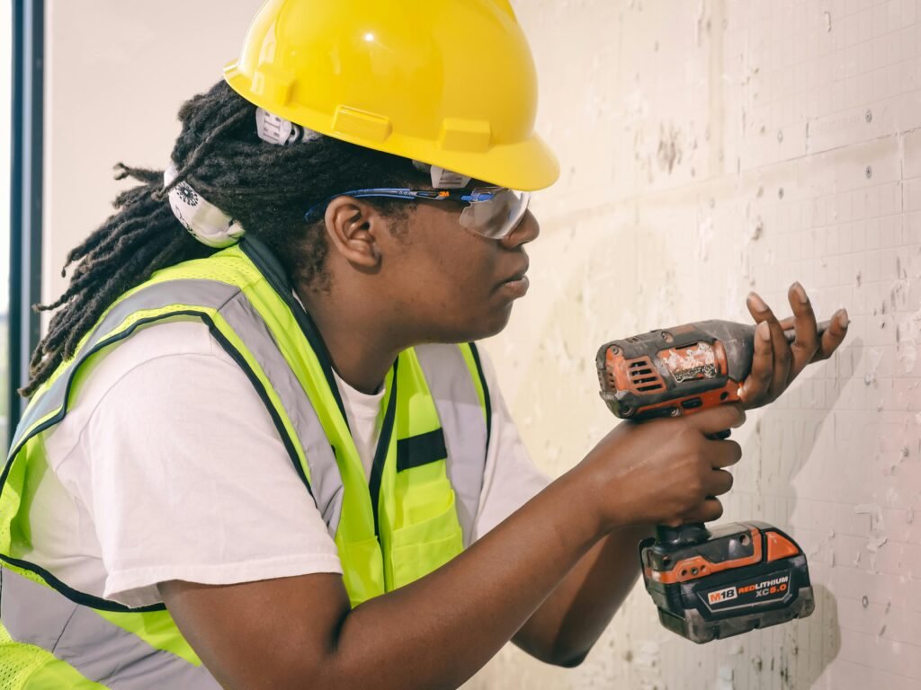 Les femmes dans le BTP au Bénin : une révolution silencieuse sur les chantiers