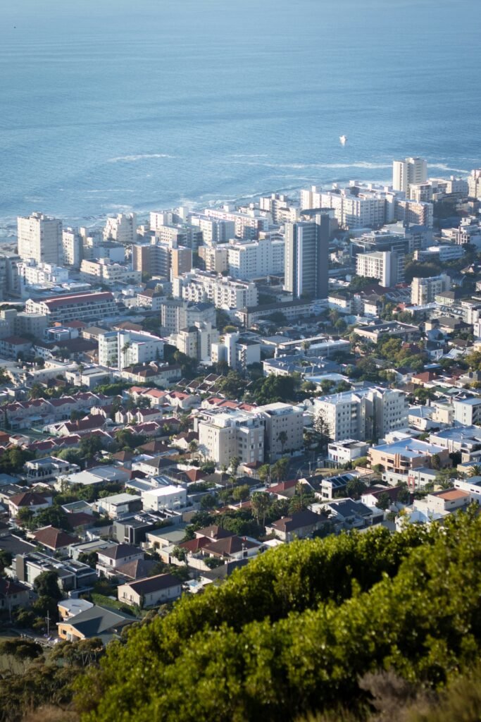 Maison, immeuble ou terrain : que choisir en 2026 selon son budget ?
