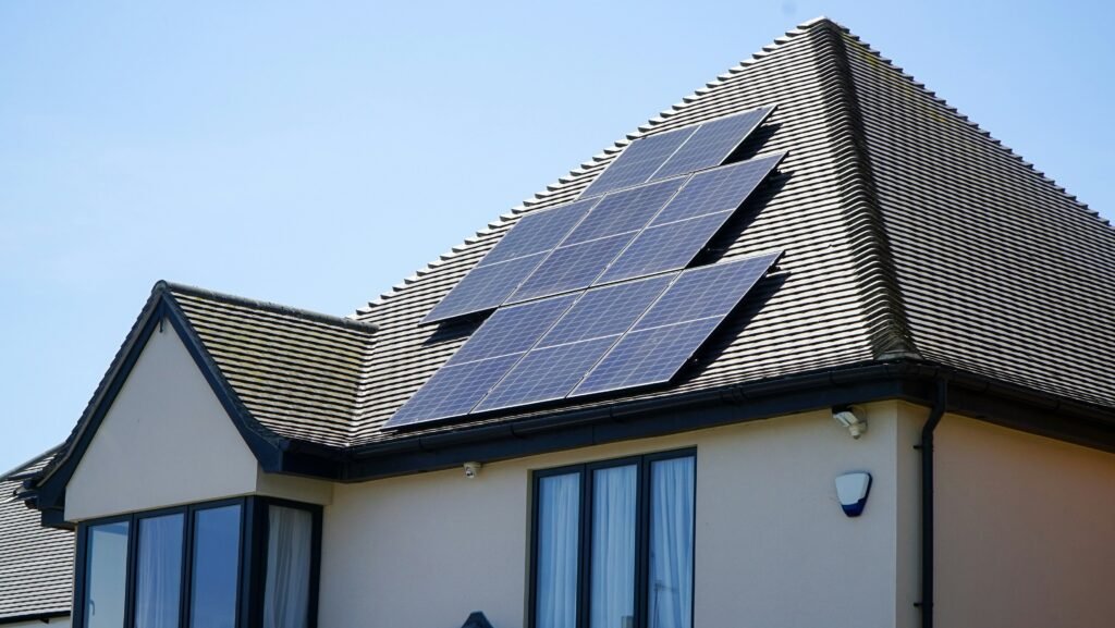 Pourquoi les toitures solaires deviendront la norme d’ici 10 ans au Bénin