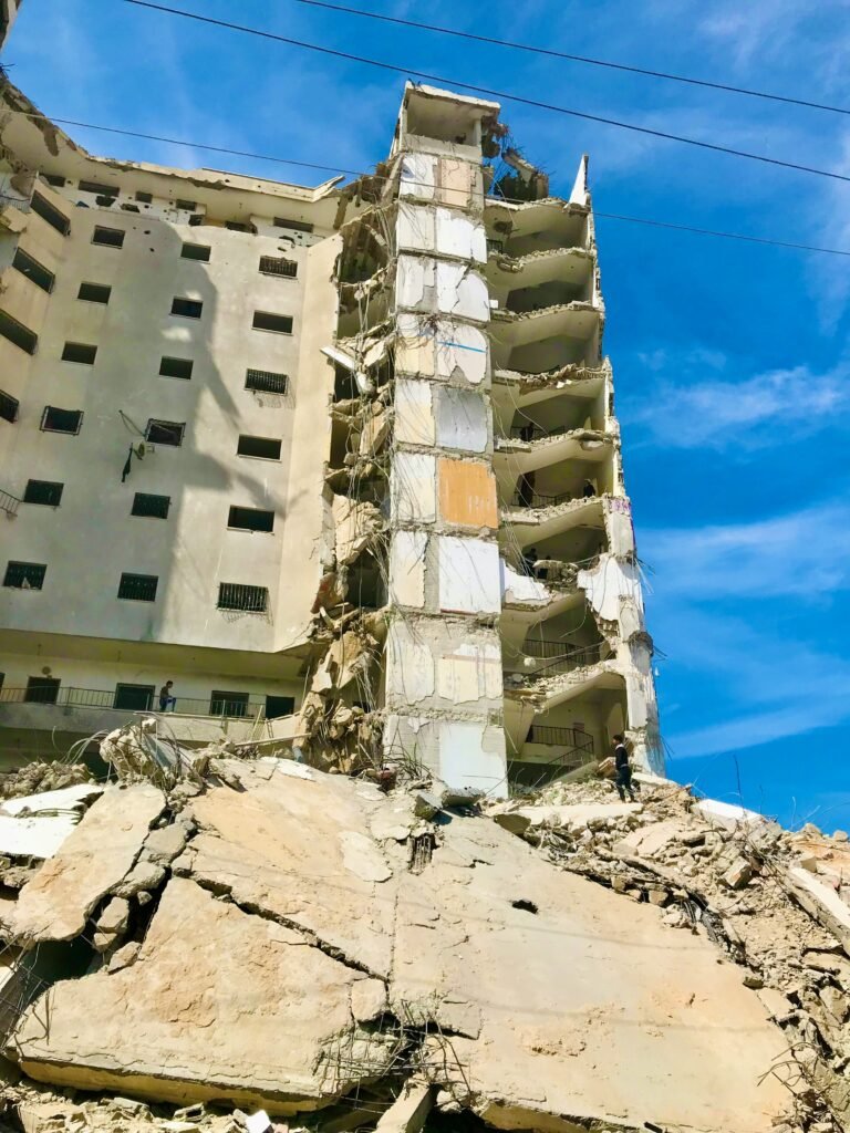 Pourquoi certaines maisons s’effondrent : analyse technique de cas réels