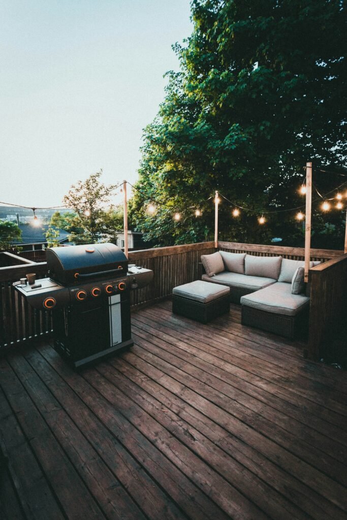 Le retour des terrasses surélevées : esthétique et pratiques climatiques