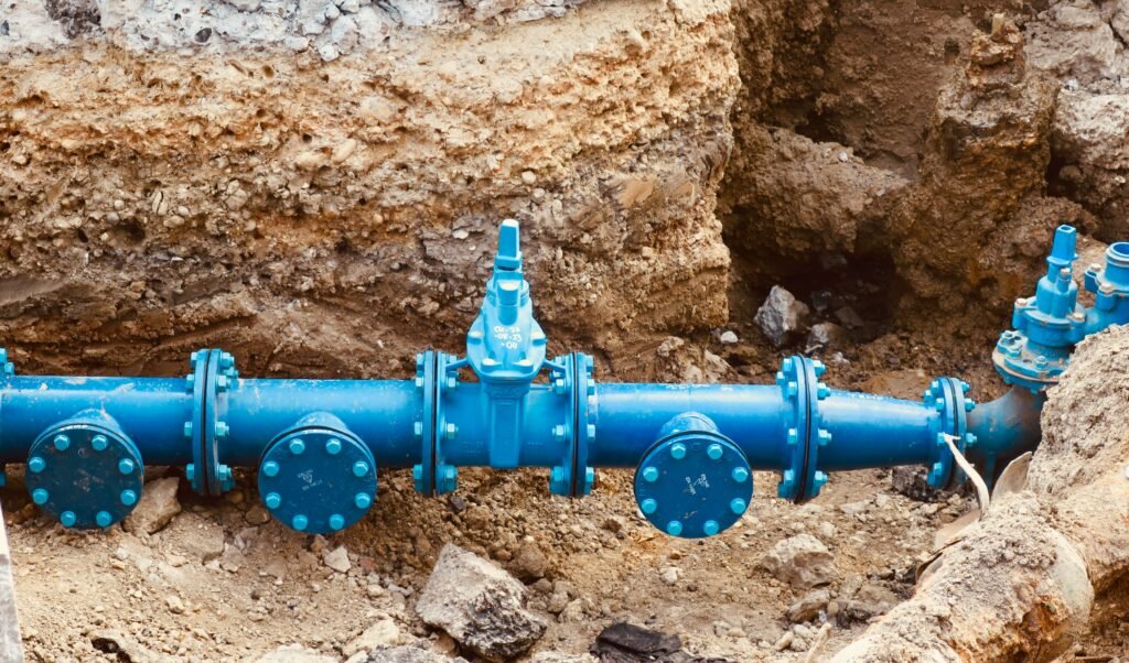Comment raccorder sa maison à l’eau et à l’électricité légalement