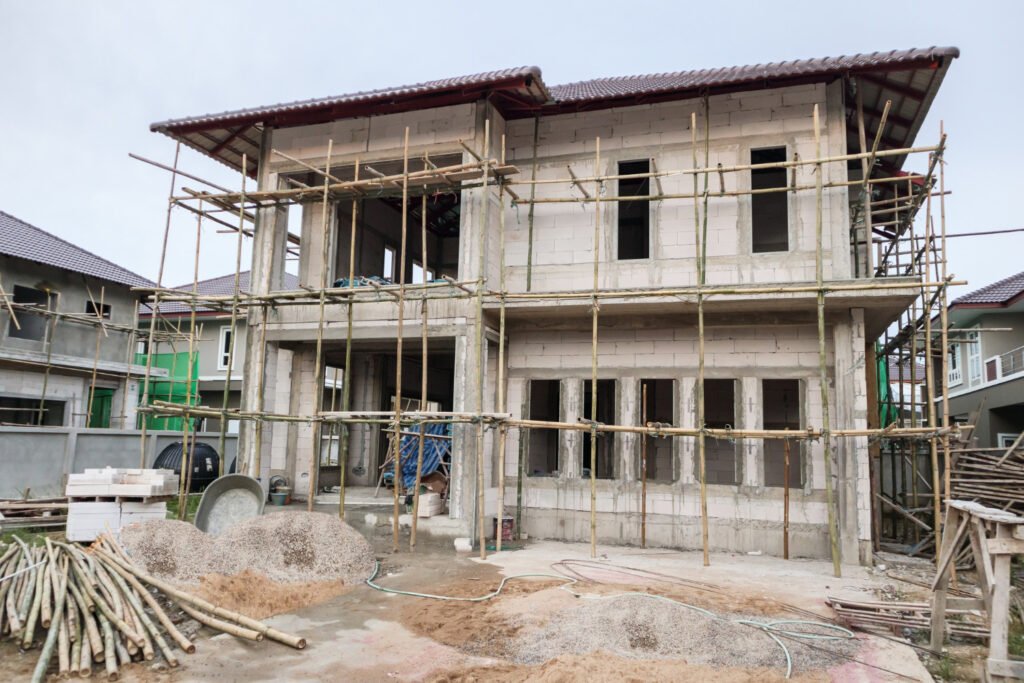 Construction moderne vs construction traditionnelle au Bénin : que choisir pour un projet durable et rentable