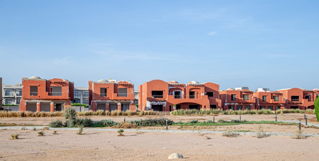 Maison individuelle ou immeuble locatif : que construire au Bénin pour investir intelligemment ?