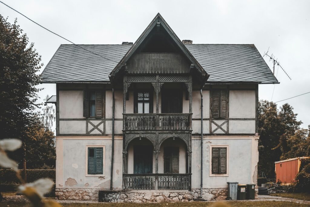 Comment moderniser une maison ancienne pour répondre aux attentes du marché actuel