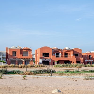 Maison individuelle ou immeuble locatif : que construire au Bénin pour investir intelligemment ?