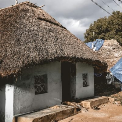 Les maisons traditionnelles béninoises revisitées : retour d’une fierté identitaire