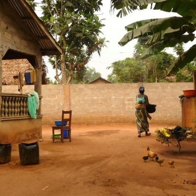 Pourquoi les familles béninoises exigent une cour intérieure : explication culturelle et pratique