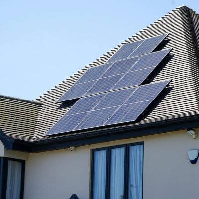 Pourquoi les toitures solaires deviendront la norme d’ici 10 ans au Bénin